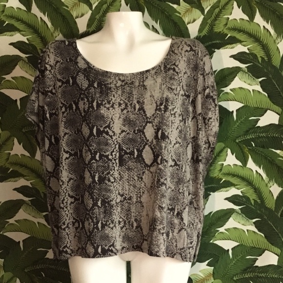 MICHAEL stars Snake print Soft boxy Loose fit T-shirt blouse Women's - Picture 3 of 11